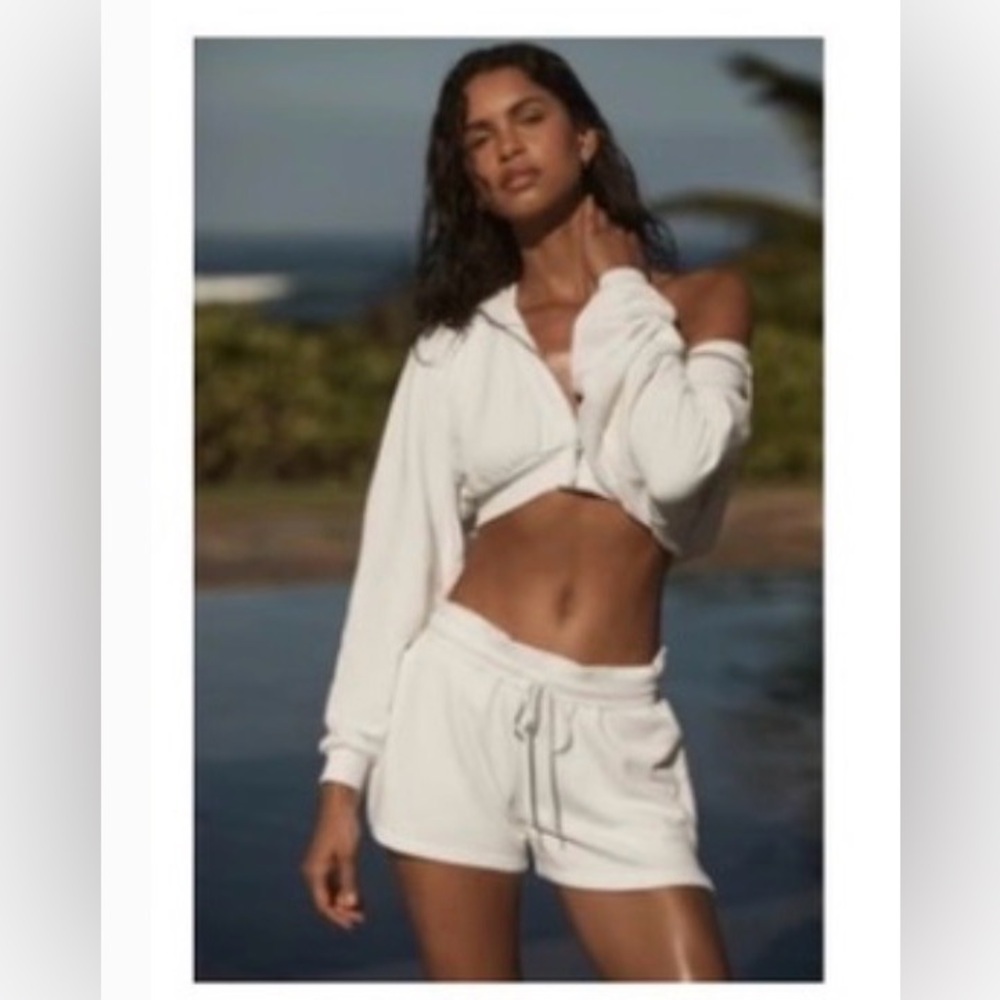 alo low key sweat short white